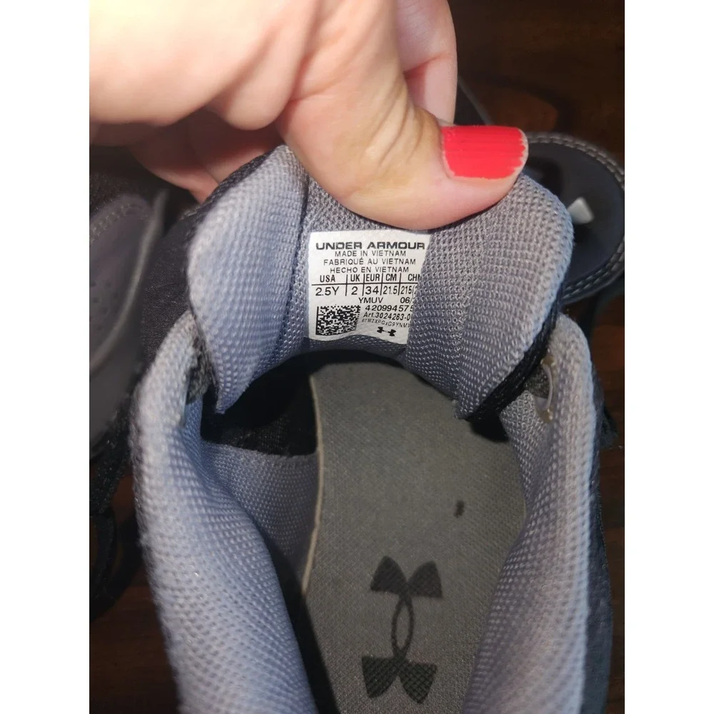 Under Armour Zone BB basketball shoes Boys 2.5 youth
